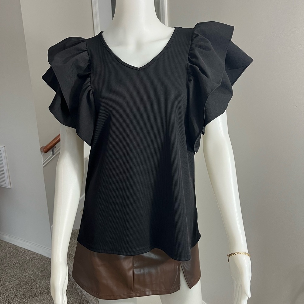 Ribbed V-Neck top with ruffle sleeve detail in black size large